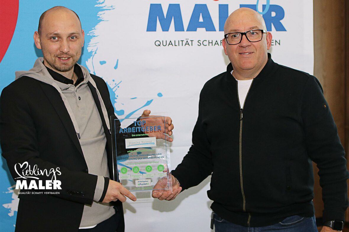 Manuel Schröder erhält die Auszeichnung als TOP-Arbeitgeber